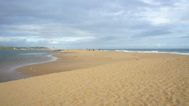 poovar island beach