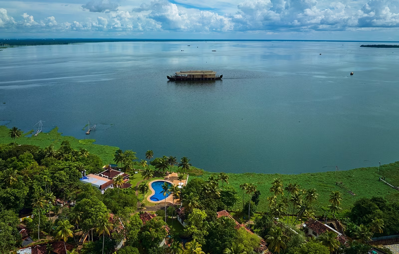 The World Backwaters Alappuzha resort luxury lakeside view Kerala honeymoon HM-10