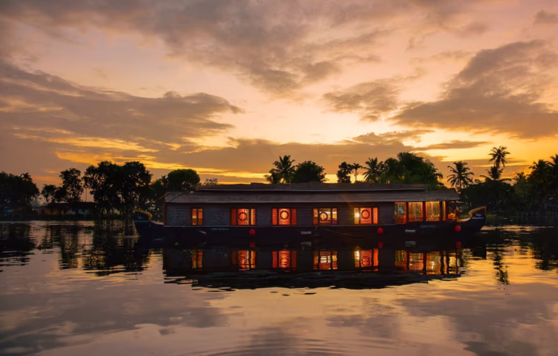 Premium private houseboat cruise Kumarakom backwaters honeymoon Kerala 2026