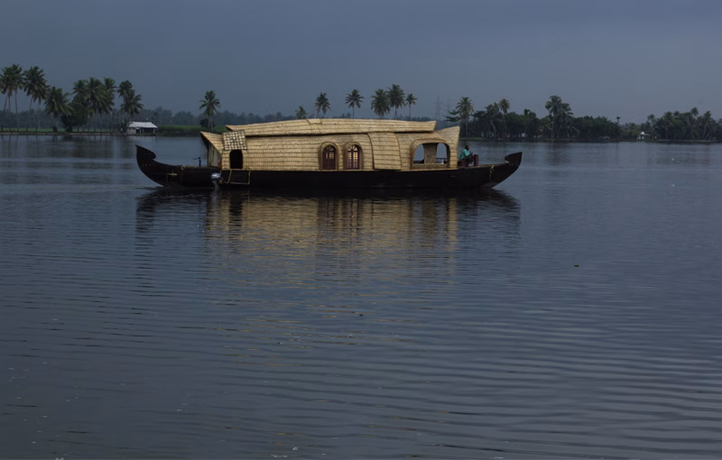 kerala backwater honeymoon houseboat alleppey kumarakom romantic travel