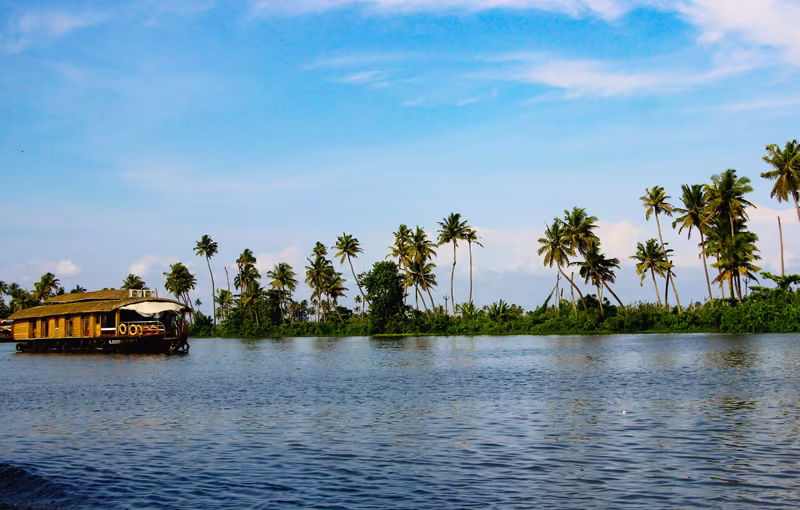Private luxury houseboat Kumarakom backwaters romantic cruise Kerala honeymoon HM-05A